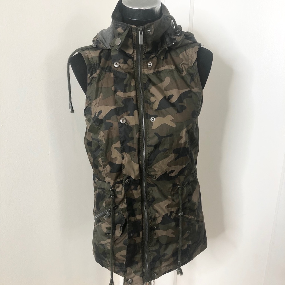 Camo print hooded vest